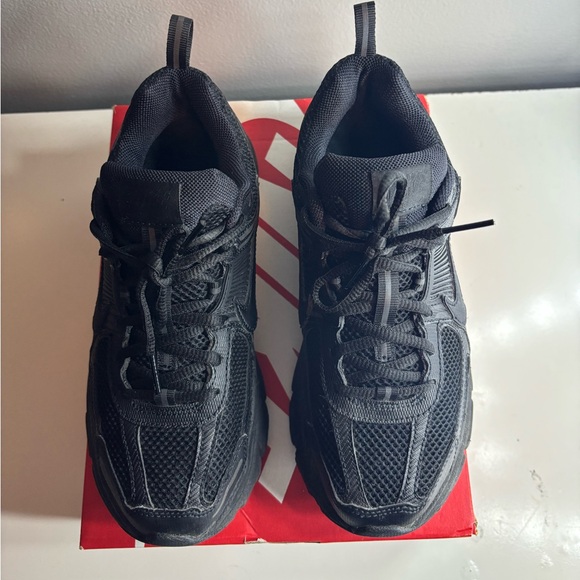 Black Nike Vomero 5’s - Picture 6 of 9